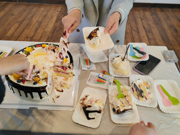 切蛋糕.jpg 切蛋糕.jpg